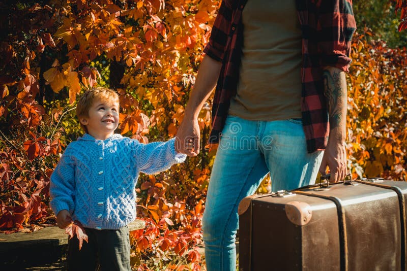 Tempo da fam?lia Aventura com filho Dizendo hist?rias sobre ?pocas passadas Pai com mala de viagem e seu filho Dizer farpado do p imagem de stock Tempo da fam?lia Aventura com filho Dizendo hist?rias sobre ?pocas passadas Pai com mala de viagem e seu filho Dizer farpado do p imagem de stock