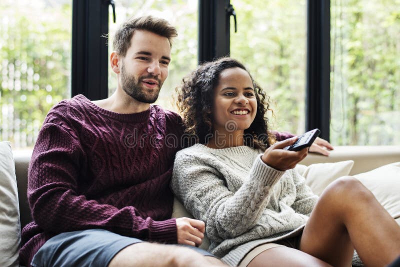 Jovem Casal Em Sala De Bilhar. Namorado Ensinando Sua Namorada a Jogar  Bilhar Imagem de Stock - Imagem de boate, feriado: 212990253