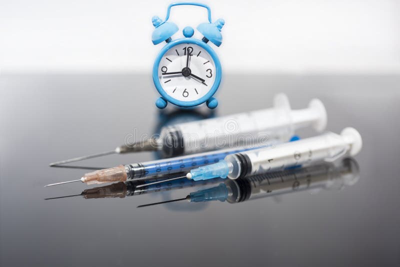 Tempo da vacinação Vacina no tubo de ensaio com a seringa no fundo do pulso de disparo Doença da imunização da prevenção imagem de stock Tempo da vacinação Vacina no tubo de ensaio com a seringa no fundo do pulso de disparo Doença da imunização da prevenção imagem de stock