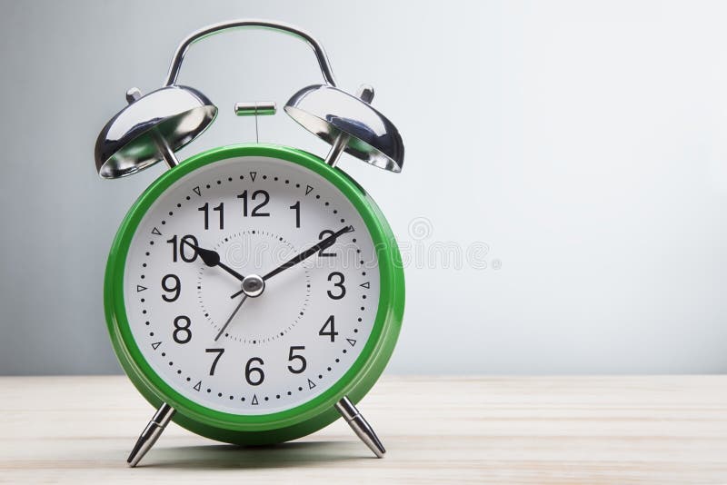 Tempo de alerta da manhã verde do despertador imagens de stock royalty free Tempo de alerta da manhã verde do despertador imagens de stock royalty free