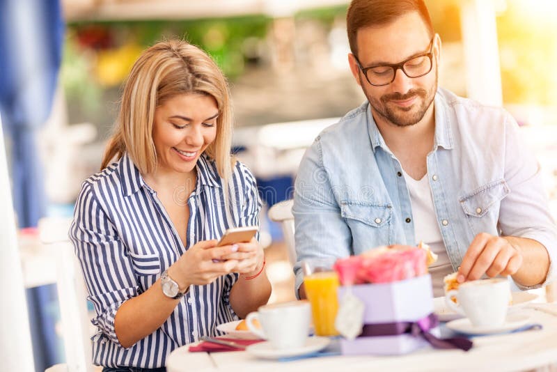 Tempo de café da manhã feliz da despesa dos pares junto no restaurante imagens de stock Tempo de café da manhã feliz da despesa dos pares junto no restaurante imagens de stock
