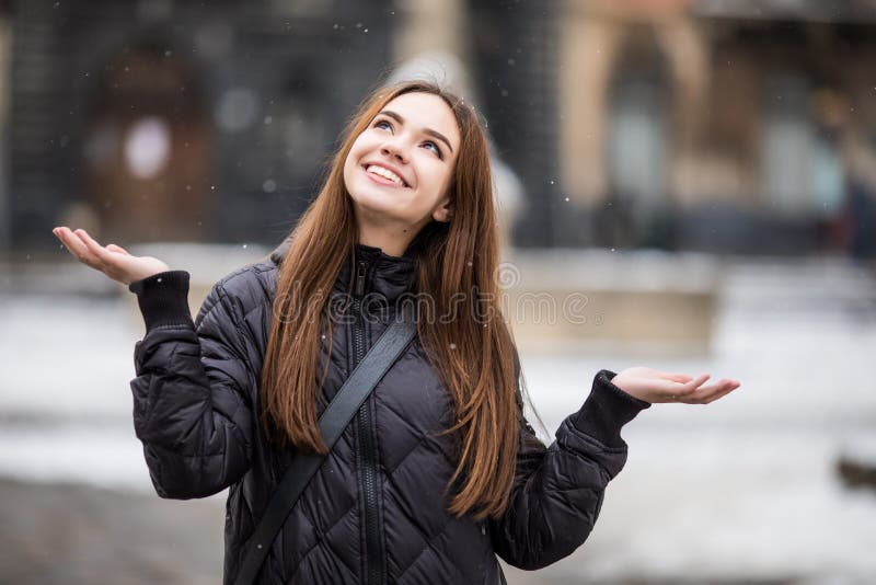 Tempo de inverno feliz na cidade grande da menina encantador que anda na rua imagem de stock Tempo de inverno feliz na cidade grande da menina encantador que anda na rua imagem de stock