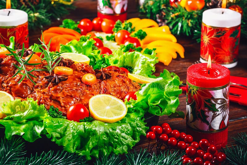 Tempo de jantar da tabela do Natal com carnes, velas e o décor roasted do ano novo Dia da ação de graças do fundo imagens de stock Tempo de jantar da tabela do Natal com carnes, velas e o décor roasted do ano novo Dia da ação de graças do fundo imagens de stock