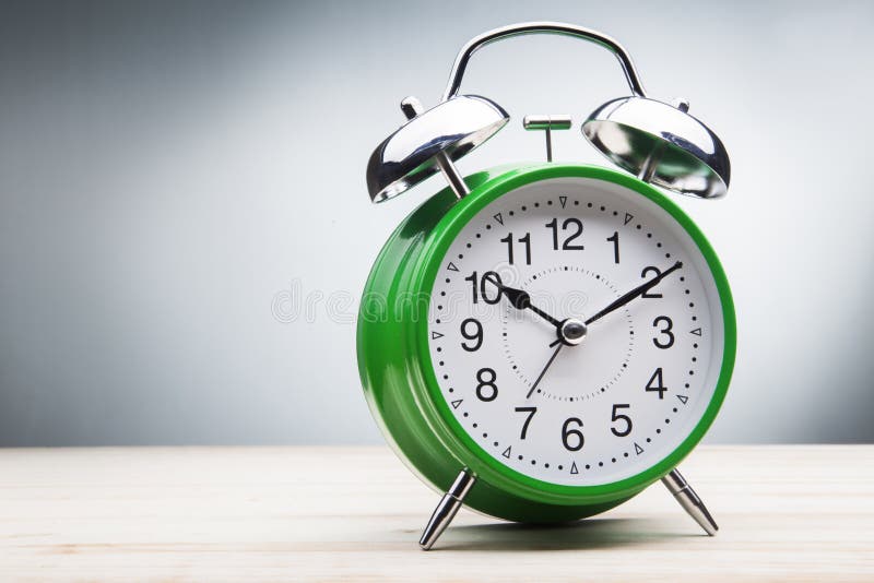 Tempo de manhã verde do despertador foto de stock Tempo de manhã verde do despertador foto de stock