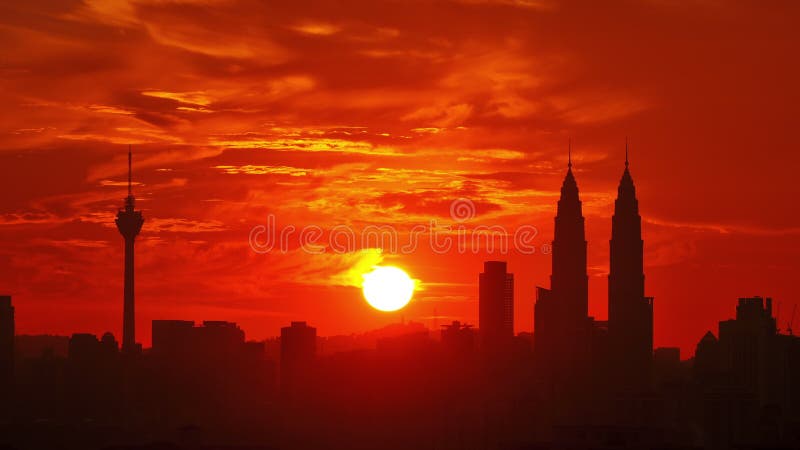Tempo decorrido entre o pôr do sol e a linha do horizonte de kuala lumpur na malásia