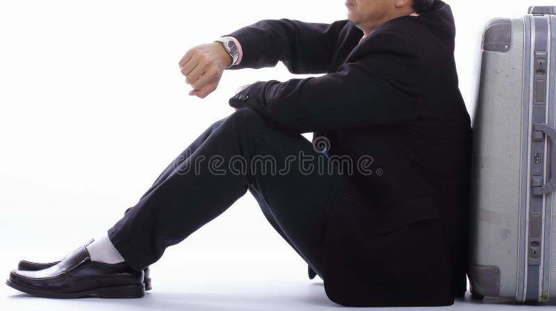 Tempo di attesa dell'uomo d'affari dopo il ritardo di lotta fotografie stock Tempo di attesa dell'uomo d'affari dopo il ritardo di lotta fotografie stock
