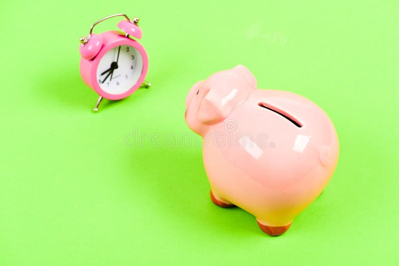 Tempo di Crisi Pensione Bilancio familiare successo nella finanza e nel commercio Porcellino salvadanaio con la sveglia moneybox fotografia stock libera da diritti Tempo di Crisi Pensione Bilancio familiare successo nella finanza e nel commercio Porcellino salvadanaio con la sveglia moneybox fotografia stock libera da diritti