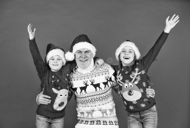 Tempo di famiglia. padre e figlie festeggiano insieme il nuovo anno. santo natale. papà e ragazzi si divertono immagini stock libere da diritti