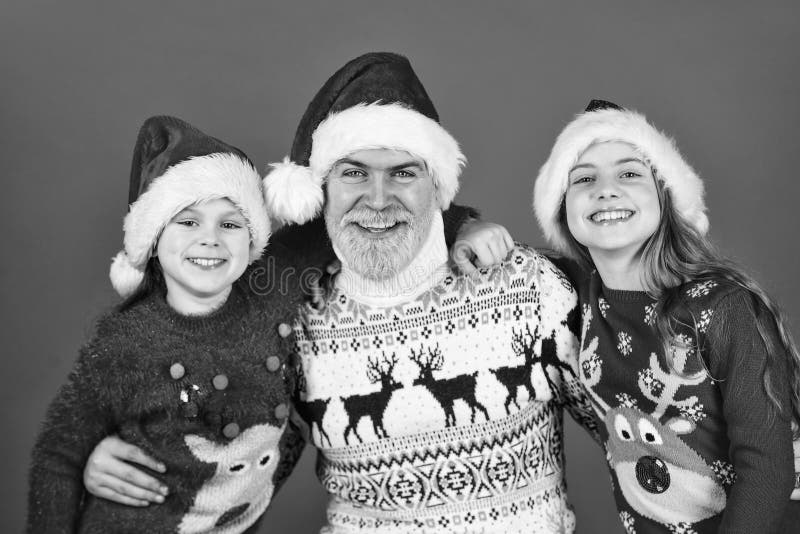 Tempo di famiglia. santo natale. papà e ragazzi si divertono. Natale diventa speciale con i bambini. vigilia di natale immagine stock