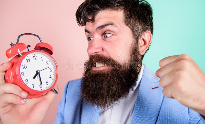 Tempo di funzionare Orologio aggressivo barbuto della tenuta dell'uomo d'affari dell'uomo Concetto di sforzo Programma di lavoro fotografia stock Tempo di funzionare Orologio aggressivo barbuto della tenuta dell'uomo d'affari dell'uomo Concetto di sforzo Programma di lavoro fotografia stock