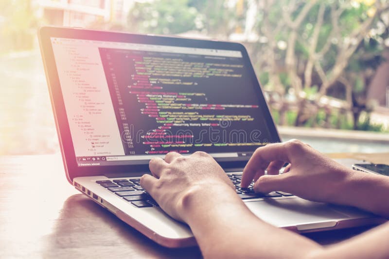 Tempo di lavoro di programmazione Programmatore Typing New Lines del codice del HTML Primo piano della mano e del computer portat fotografia stock