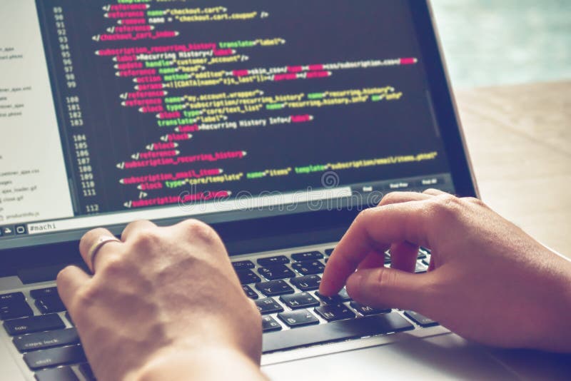 Tempo di lavoro di programmazione Programmatore Typing New Lines del codice del HTML Primo piano della mano e del computer portat fotografia stock libera da diritti