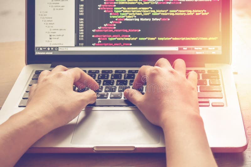 Tempo di lavoro di programmazione Programmatore Typing New Lines del codice del HTML Primo piano della mano e del computer portat fotografie stock