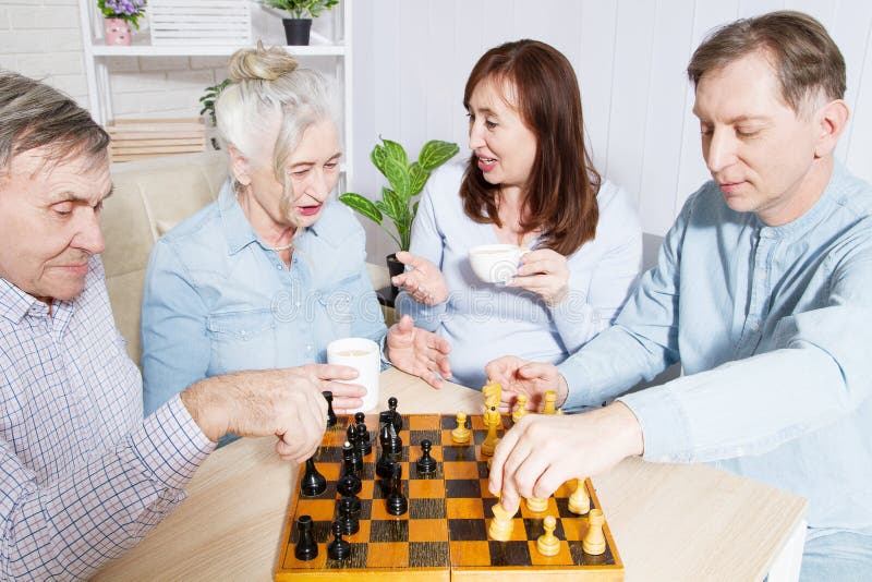 Tempo Feliz Do Jogo De Xadrez Da Família No Lar De Idosos Para Pessoas  Idosas Os Pais Com Crianças Têm a Conversa E O Lazer Do Di Imagem de Stock  - Imagem