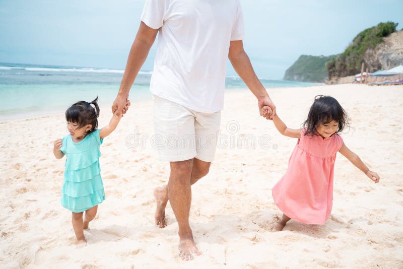 Tempo livre com a filha dois que joga na praia fotos de stock Tempo livre com a filha dois que joga na praia fotos de stock