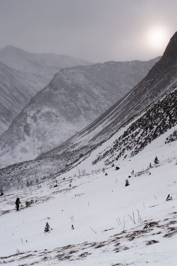 Tempo lunatico nel paesaggio della montagna di inverno immagine stock Tempo lunatico nel paesaggio della montagna di inverno immagine stock