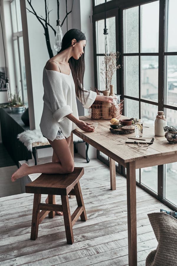 Tempo per la prima colazione integrale della giovane donna attraente prepar immagini stock Tempo per la prima colazione integrale della giovane donna attraente prepar immagini stock