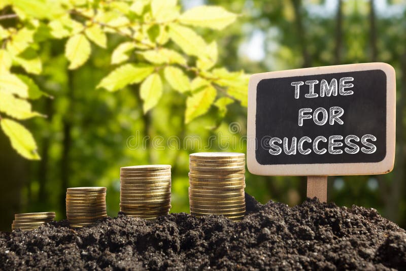 Tempo per successo - concetto finanziario di opportunità Monete dorate in lavagna del suolo su sfondo naturale vago immagini stock Tempo per successo - concetto finanziario di opportunità Monete dorate in lavagna del suolo su sfondo naturale vago immagini stock