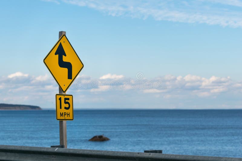 Tempogrenzstraßenschild, gegen den Horizont und den blauen Himmel an einem sonnigen Tag lizenzfreie stockbilder Tempogrenzstraßenschild, gegen den Horizont und den blauen Himmel an einem sonnigen Tag lizenzfreie stockbilder