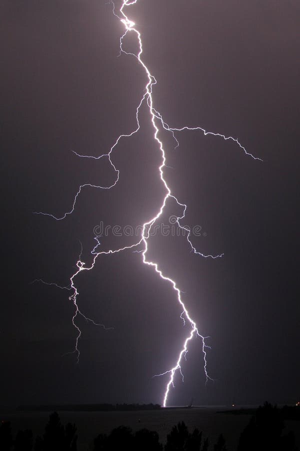 Temporale e fulmine sopra il fiume alla notte fotografia stock libera da diritti Temporale e fulmine sopra il fiume alla notte fotografia stock libera da diritti