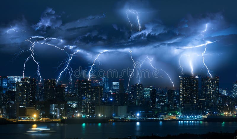 Temporale sopra la citt? alla luce blu fotografie stock libere da diritti Temporale sopra la citt? alla luce blu fotografie stock libere da diritti