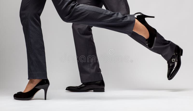 Temporeiches Geschäft: männliches und weibliches Beinlaufen stockfotografie Temporeiches Geschäft: männliches und weibliches Beinlaufen stockfotografie