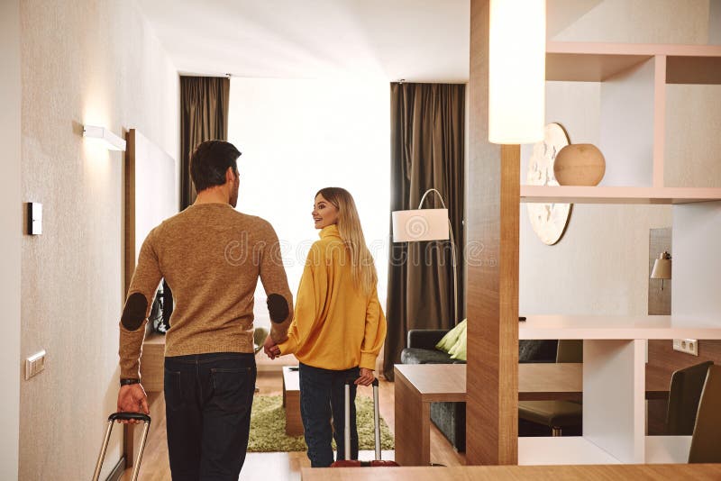 Temprorary-Wohnung Paare, die in ihrer Feiertagsmietwohnung überprüfen stockbild Temprorary-Wohnung Paare, die in ihrer Feiertagsmietwohnung überprüfen stockbild