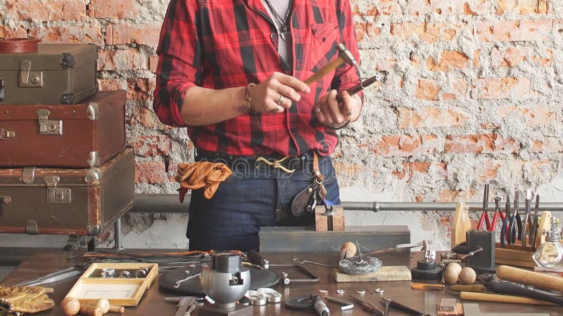 Temps assidu de dépense d'orfèvre dans l'atelier