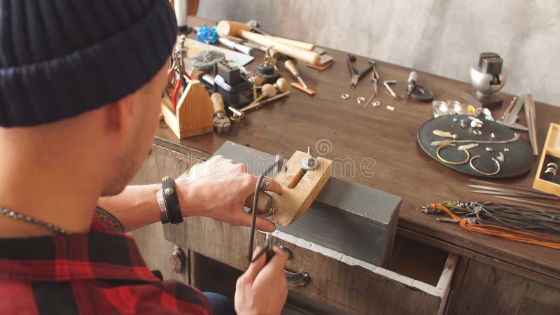 Temps assidu de dépense d'orfèvre dans l'atelier