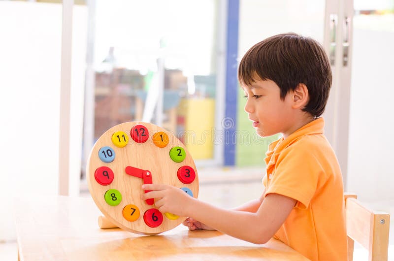 Temps D'apprentissage Enfant Avec Papier Horloge Fait Main Heures  Préscolaire Activité D'enseignement Image stock - Image du concept, cercle:  228190541