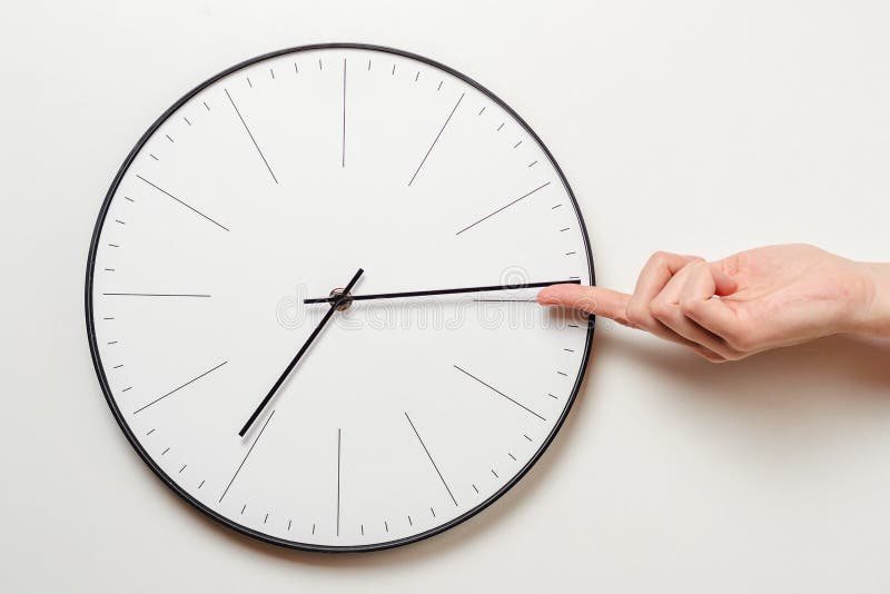 Temps d'arrêt de main de femme sur l'horloge ronde, le doigt femelle rapporte la flèche minuscule de l'horloge, de la gestion du photographie stock Temps d'arrêt de main de femme sur l'horloge ronde, le doigt femelle rapporte la flèche minuscule de l'horloge, de la gestion du photographie stock