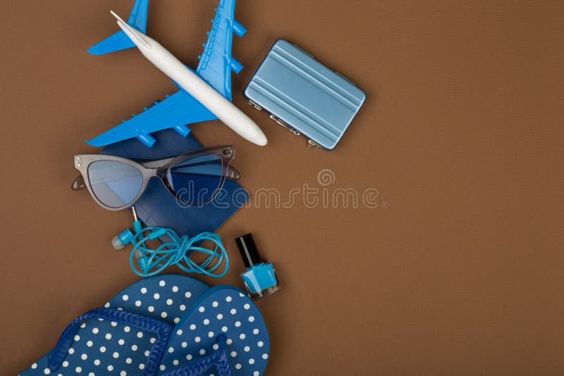 Temps d'aventure - surfacez, des bascules électroniques, passeport, peu de valise, lunettes de soleil, vernis à ongles images libres de droits Temps d'aventure - surfacez, des bascules électroniques, passeport, peu de valise, lunettes de soleil, vernis à ongles images libres de droits
