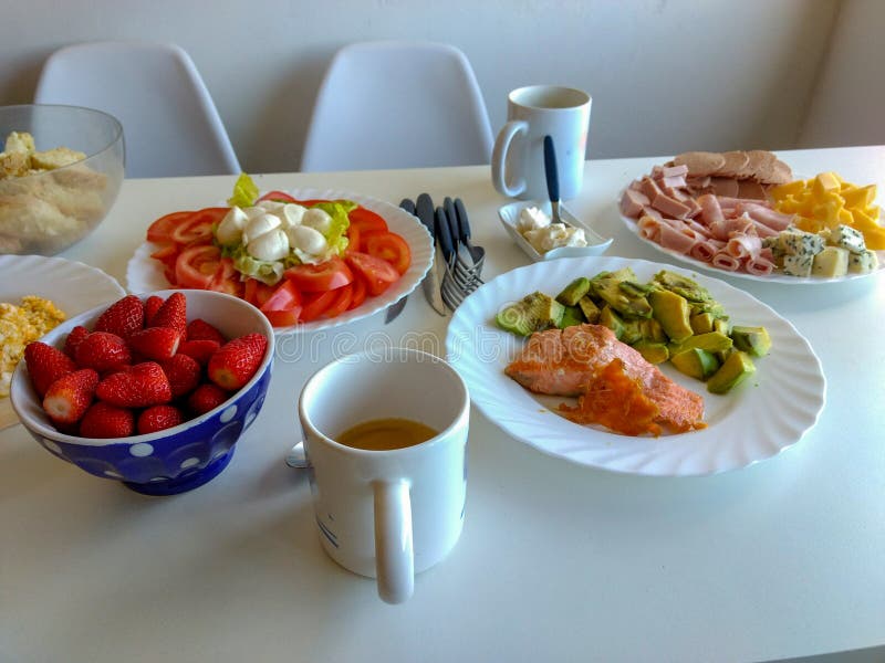 Temps de brunch : nourriture saine et savoureuse photographie stock libre de droits Temps de brunch : nourriture saine et savoureuse photographie stock libre de droits