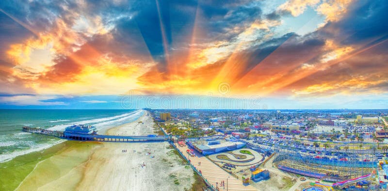 Temps de coucher du soleil au-dessus de Daytona Beach, vue aérienne images stock Temps de coucher du soleil au-dessus de Daytona Beach, vue aérienne images stock