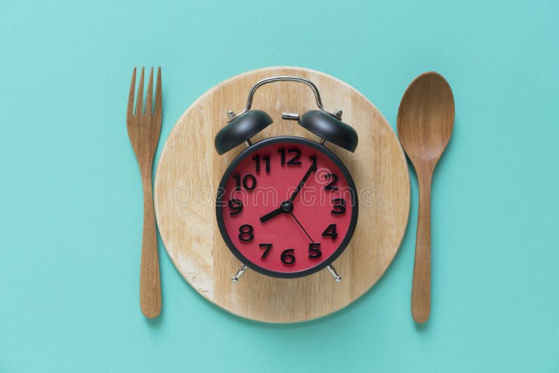Temps de repas avec le réveil au temps de petit déjeuner photos libres de droits Temps de repas avec le réveil au temps de petit déjeuner photos libres de droits