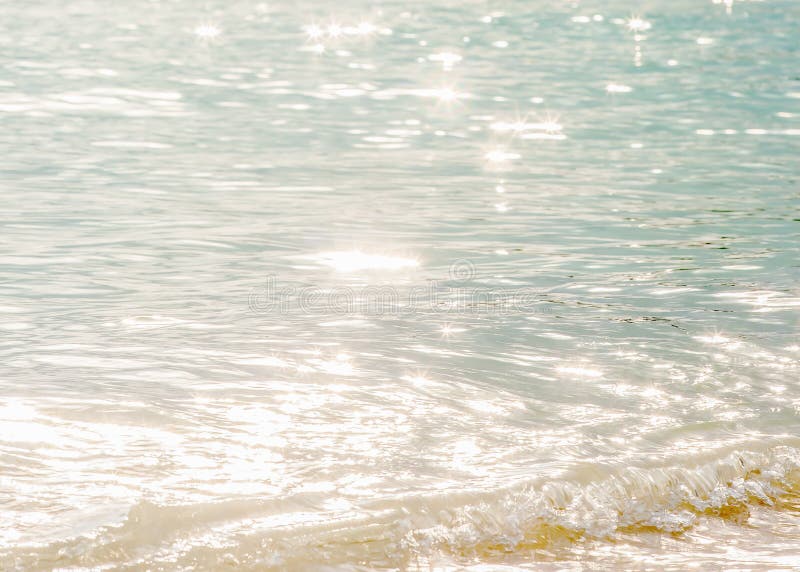 Temps de tranquilité, belle surface d'eau de mer pendant le matin, bokeh éclatant lumineux d'étoile, vagues molles et bulle Mer t photographie stock Temps de tranquilité, belle surface d'eau de mer pendant le matin, bokeh éclatant lumineux d'étoile, vagues molles et bulle Mer t photographie stock