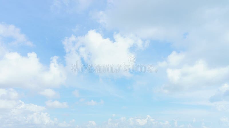 Temps-faute 4K : Laps de temps de Cloudscape, nuages blancs fonctionnant à travers le ciel bleu