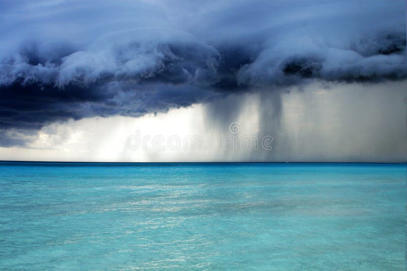 Temps orageux avec la pluie sur la plage images libres de droits Temps orageux avec la pluie sur la plage images libres de droits