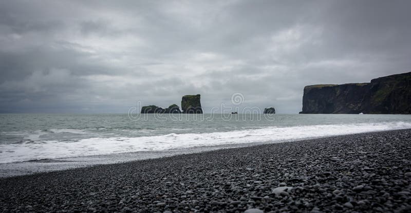 Temps orageux sur la plage de Kirkjufjara Côte sud de l'Islande, l'Europe image libre de droits Temps orageux sur la plage de Kirkjufjara Côte sud de l'Islande, l'Europe image libre de droits