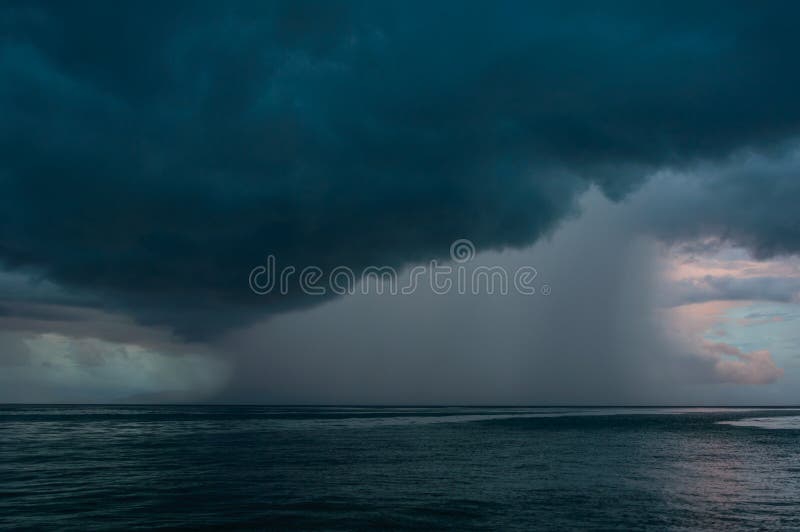 Tempête sur la mer image libre de droits Tempête sur la mer image libre de droits