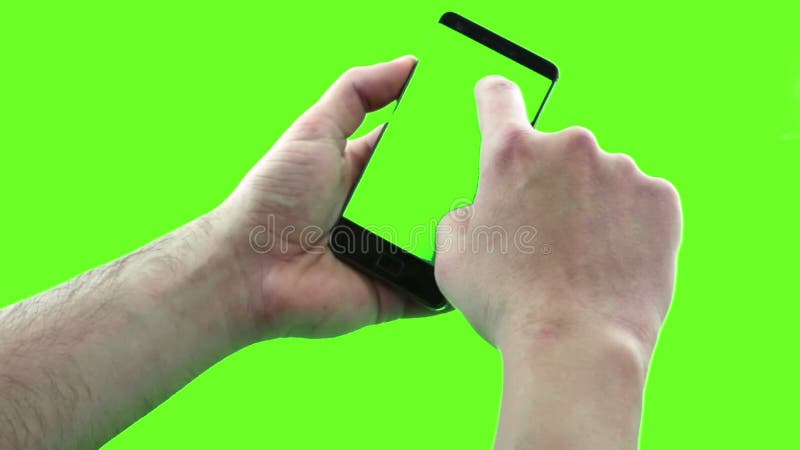 Tenant le dispositif d'écran tactile, le plan rapproché de la main masculine utilisant un téléphone intelligent avec la clé de ch clips vidéos