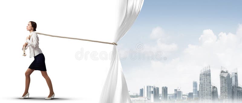 Tenda bianca d'apertura della giovane donna e presentare il paesaggio moderno della città immagine stock Tenda bianca d'apertura della giovane donna e presentare il paesaggio moderno della città immagine stock