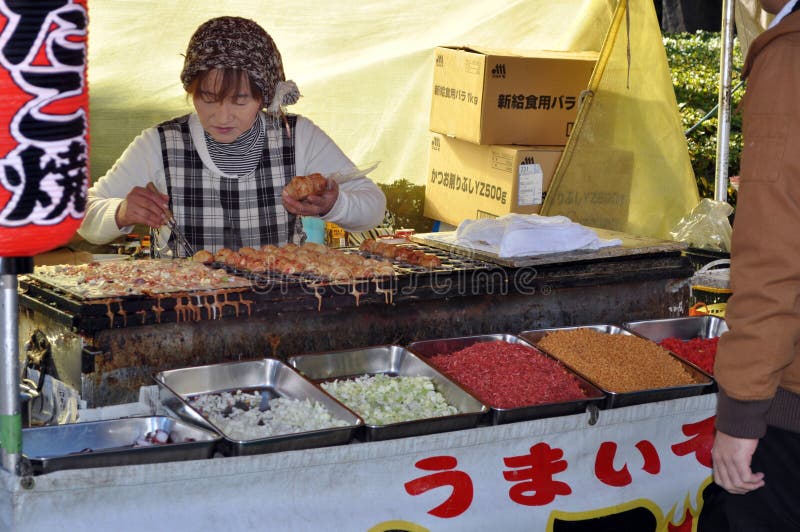 Bancada de Rua a Vender Takoyaki imagem de stock