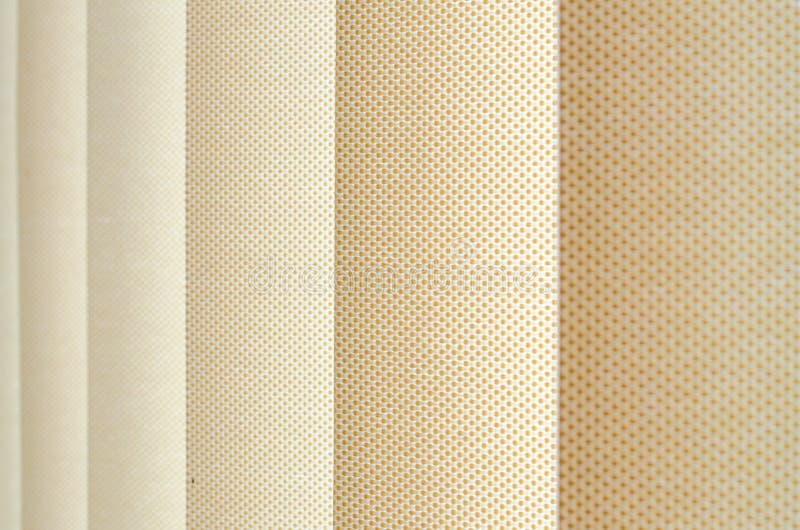 Tenda di finestra in primo piano che mostra la struttura nelle tonalità di beige immagine stock Tenda di finestra in primo piano che mostra la struttura nelle tonalità di beige immagine stock