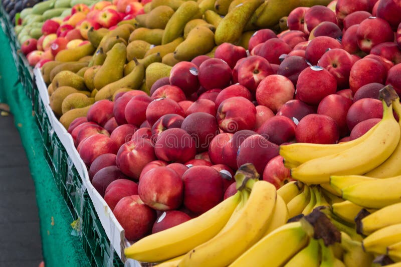 Tenda do mercado de fruto - os frutos misturados no mercado do alimento estão fotografia de stock Tenda do mercado de fruto - os frutos misturados no mercado do alimento estão fotografia de stock