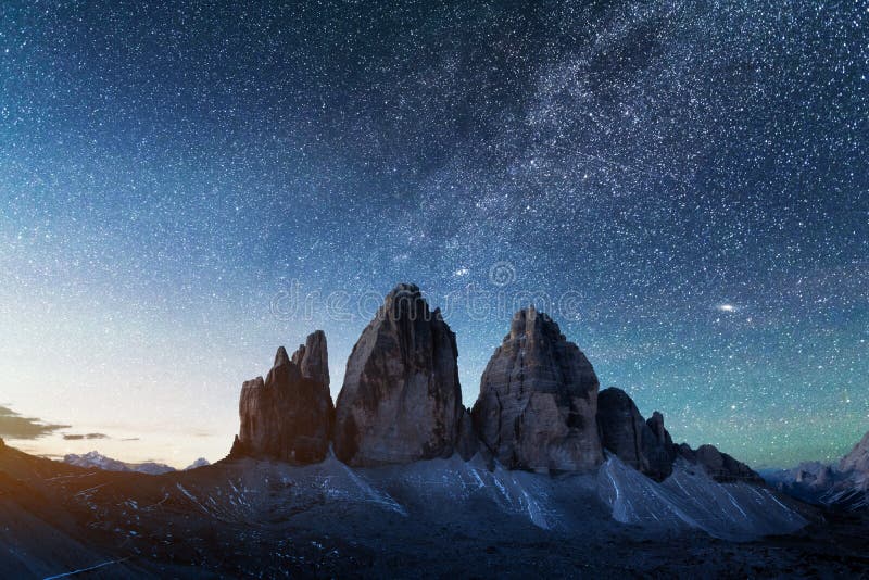 Tenda verde illuminata dall'interno sullo sfondo di un incredibile cielo stellato fotografia stock