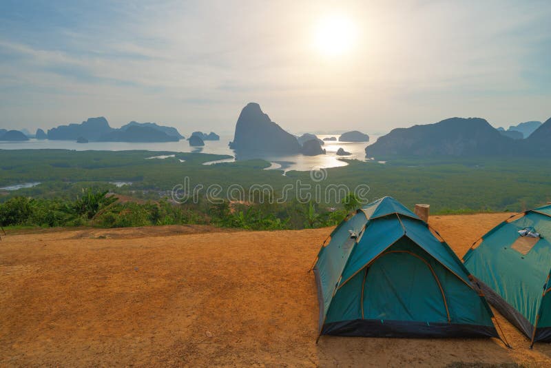 Tendas ou campos em Samet Nangshe Viewpoint no pôr do sol com o mar de Andaman na Baía de Phang Nga, atração turística no verão, fotografia de stock Tendas ou campos em Samet Nangshe Viewpoint no pôr do sol com o mar de Andaman na Baía de Phang Nga, atração turística no verão, fotografia de stock