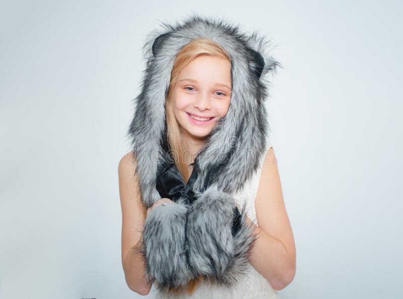 Tendencias de la moda del invierno para los ni?os Peque?o fashionista Sonrisa feliz del ni?o en estilo de la moda Peque?a bufanda foto de archivo libre de regalías Tendencias de la moda del invierno para los ni?os Peque?o fashionista Sonrisa feliz del ni?o en estilo de la moda Peque?a bufanda foto de archivo libre de regalías