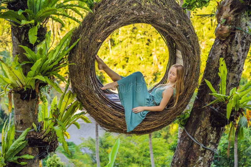 Tendenza di Bali, nidi della paglia dappertutto Giovane turista che gode del suo viaggio intorno all'isola di Bali, Indonesia Fac fotografia stock libera da diritti Tendenza di Bali, nidi della paglia dappertutto Giovane turista che gode del suo viaggio intorno all'isola di Bali, Indonesia Fac fotografia stock libera da diritti