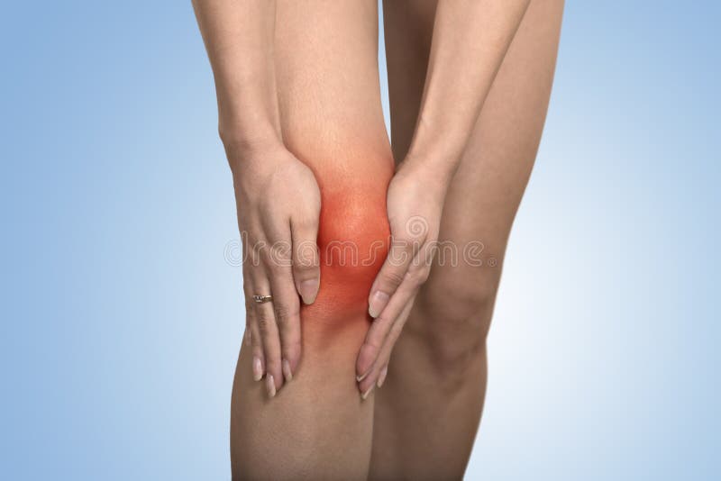 Detallado tendón rodilla articulación problemas sobre el una mujer pierna el lugar sobre el azul.